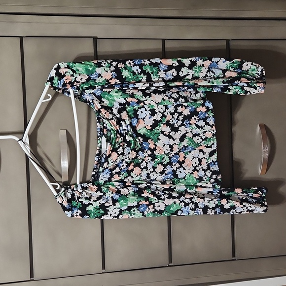 H&M Tops - H & M EUC ladies Floral top
